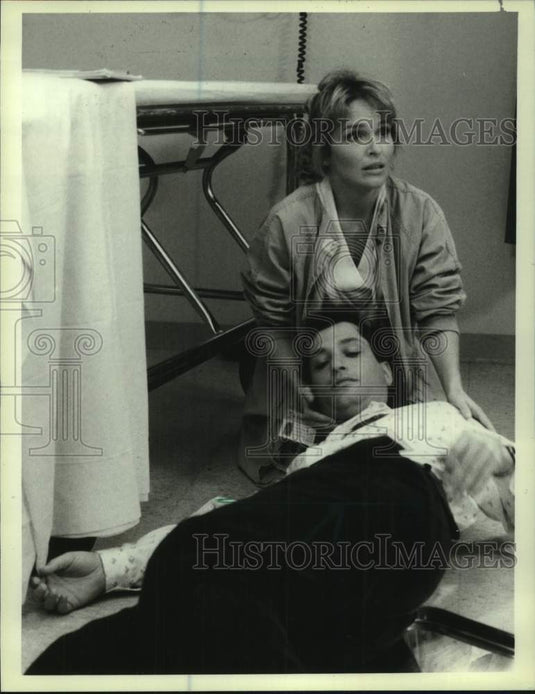 1986 Press Photo actors Howie Mandel & Sagan Lewis in NBC's "St. Elsewhere" - Historic Images