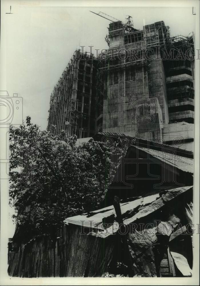 1975 Press Photo New buildings constructed over old in Bangkok, Thailand - Historic Images