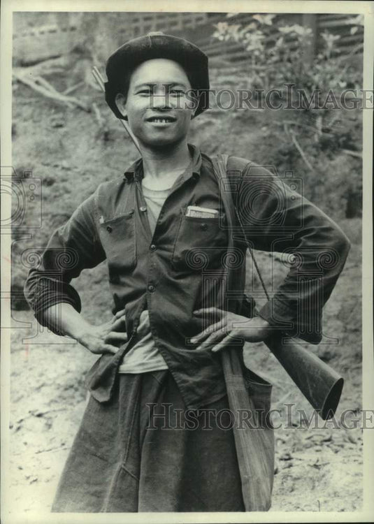 1976 Press Photo A Mae Peh hunter carries an old firearm, Thailand - mjc34181 - Historic Images