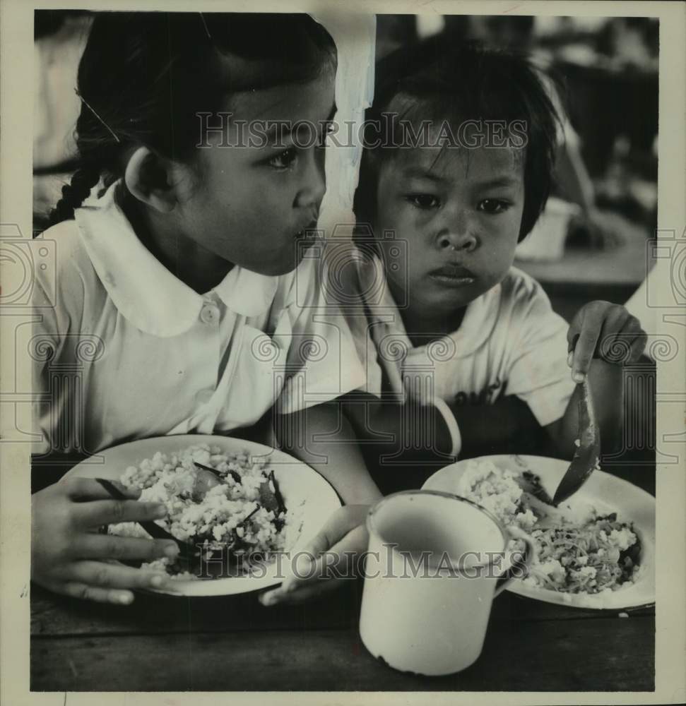 1962 Press Photo girls in an elementary school cooking demonstration, Thailand - Historic Images