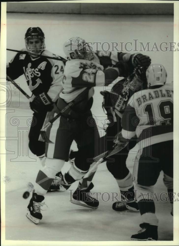 1995 Press Photo UVM Hockey Defenseman Maco Balkovec scuffles with players - Historic Images
