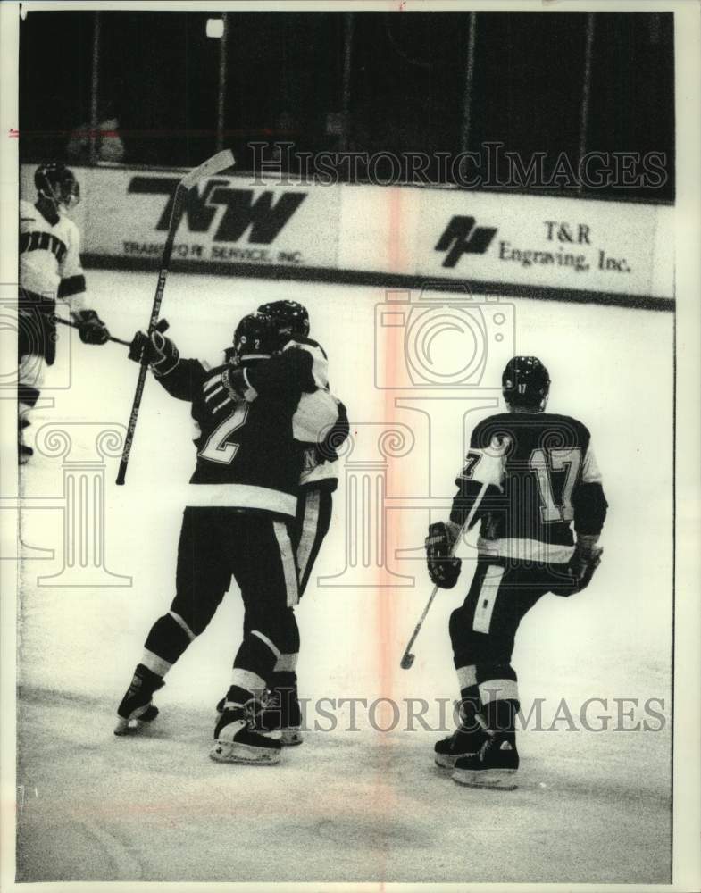 1992 Press Photo UVM Badger's Ulvis Katlaps celebrates his first Goal of Season - Historic Images