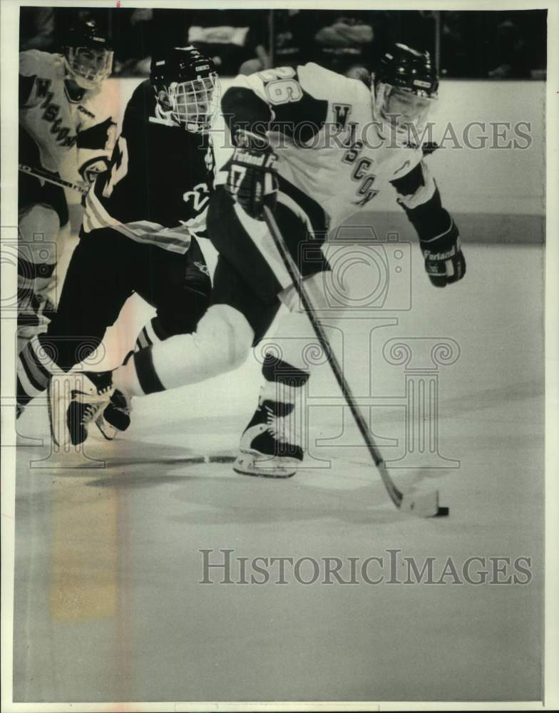 1992 Press Photo UVM Badger's Captain Barry Richter Controls Puck up the Ice - Historic Images