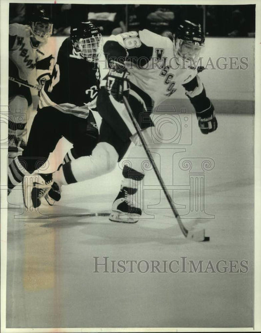 1992 Press Photo UVM Badger's Captain Barry Richter Controls Puck up the Ice - Historic Images