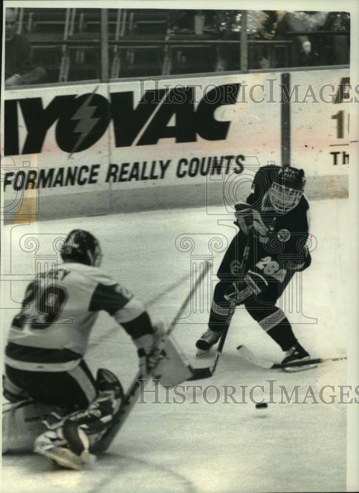 1992 Press Photo UVM Badger Goalie Jim Carey Stands against Colorado Player - Historic Images