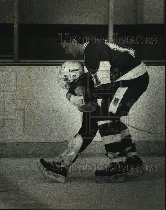 1990 Press Photo UVM Badgers Players in a Pre-Game Photo/Skate Session with Fans - Historic Images