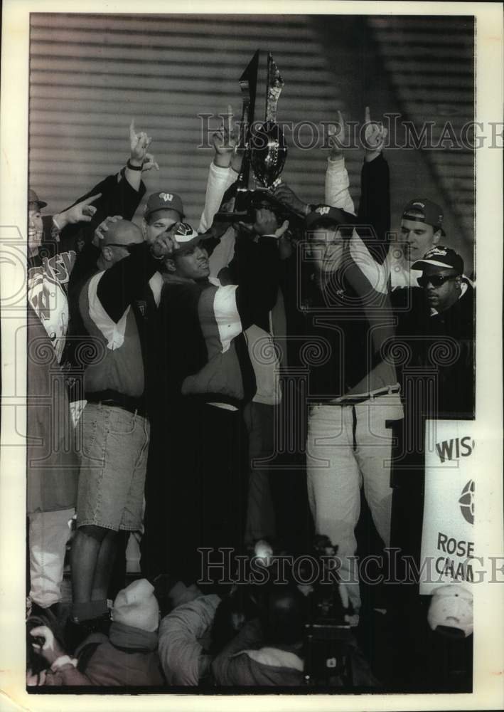 1994 Press Photo UWM Badger Football Players Hold Rose Bowl Trophy, Madison, WI - Historic Images
