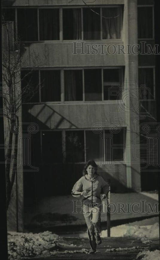 1986 Press Photo Lynn Bouche running outside through the University of Wisconsin - Historic Images