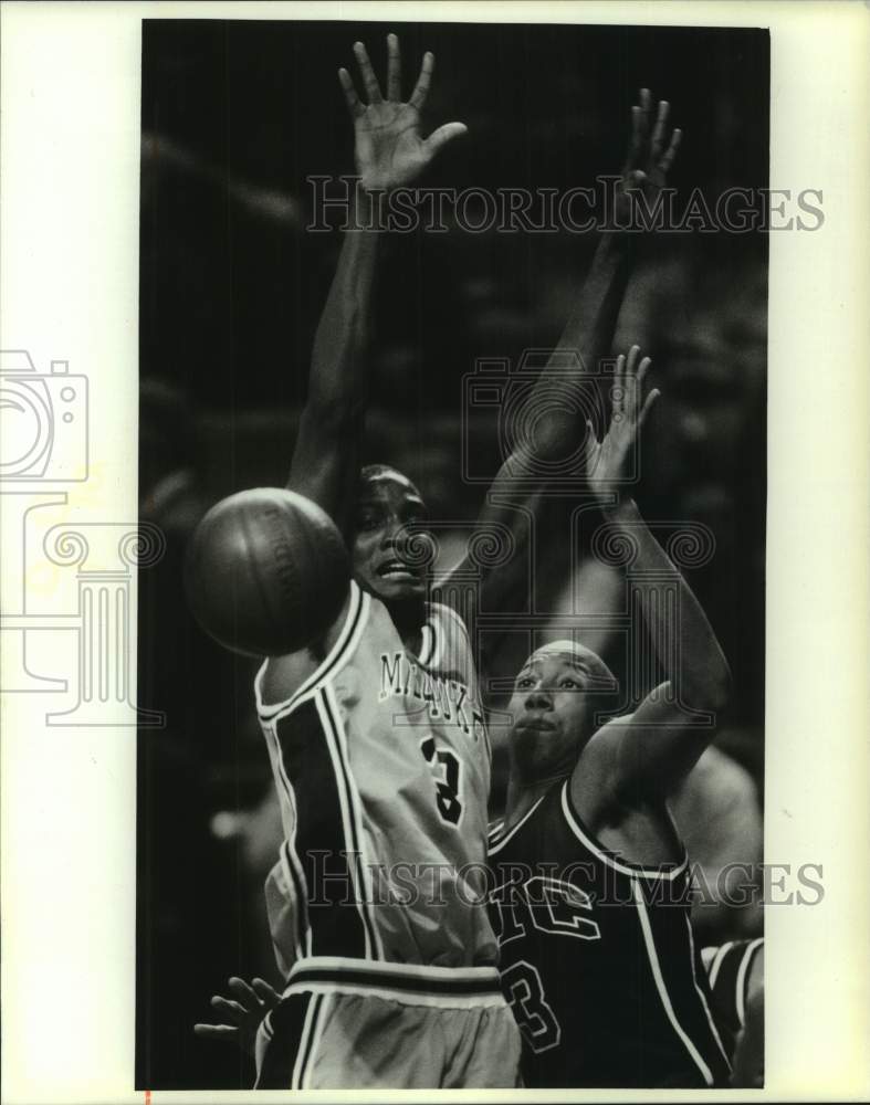 1994 Press Photo Mark Briggs of University of Wisconsin-Milwaukee's basketball - Historic Images