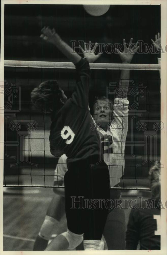 1992 Press Photo Kristin Soboclinski of University of Wisconsin volleyball team - Historic Images