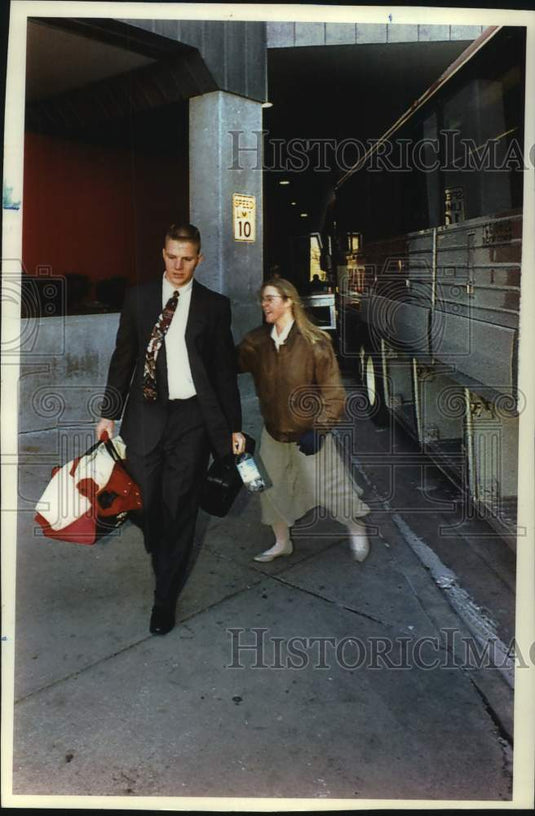 1993 Press Photo Football player Darrell Bevell gets well wishes from a fan - Historic Images