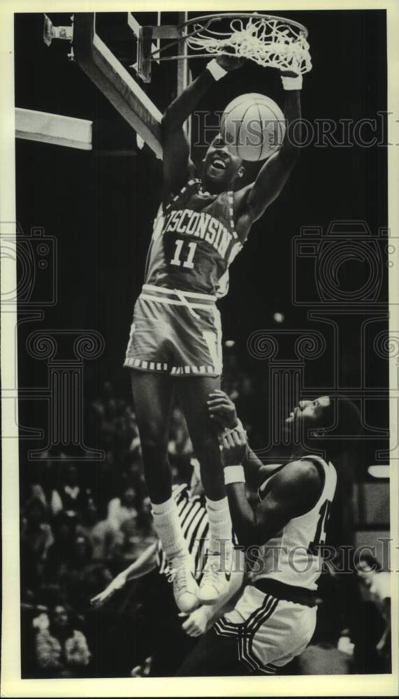 1979 Press Photo Wes Matthews dunked basketball as Booker Washington watches - Historic Images