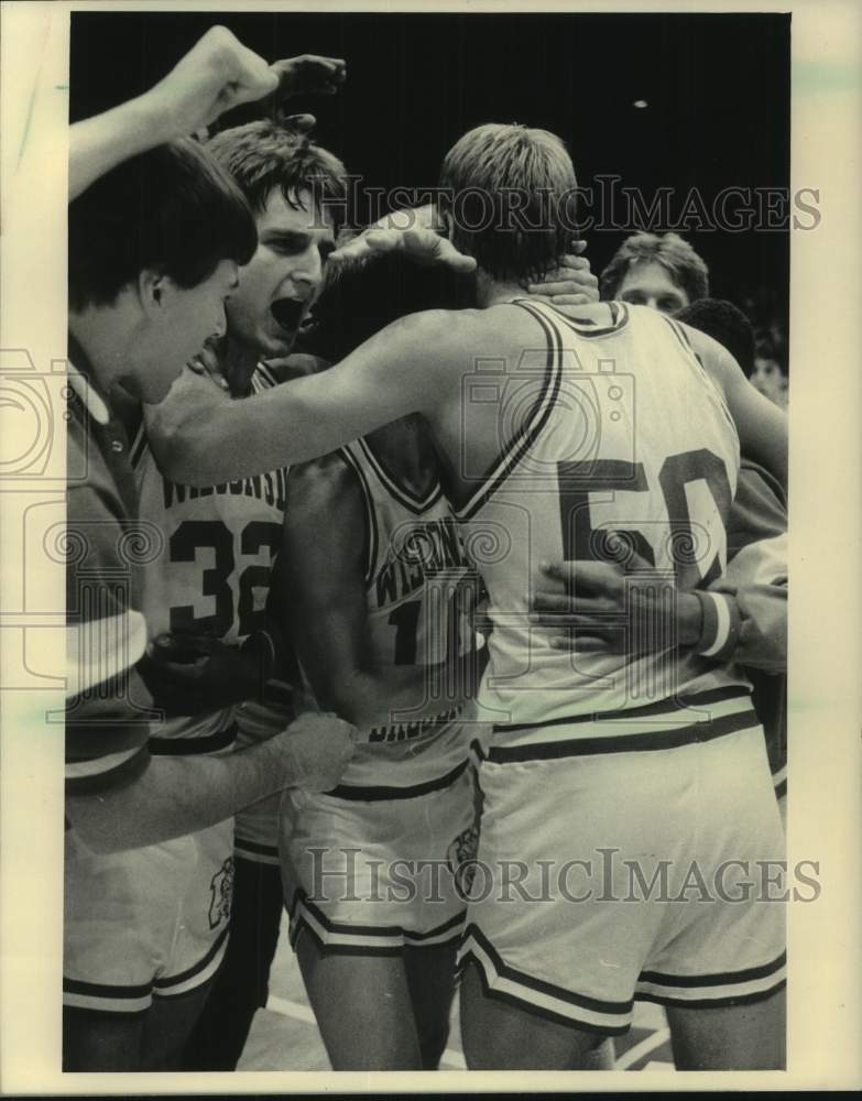 1984 Press Photo Basketball teammates swarm Wisconsin guard Mike Heineman - Historic Images