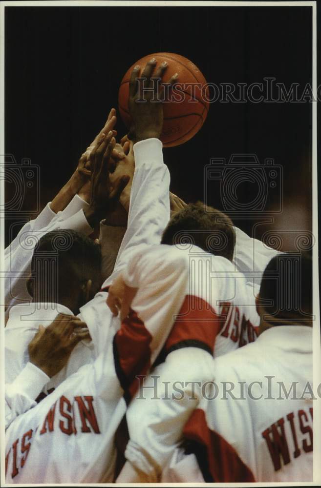 1993 Press Photo University of Wisconsin Basketball team huddle before a game - Historic Images