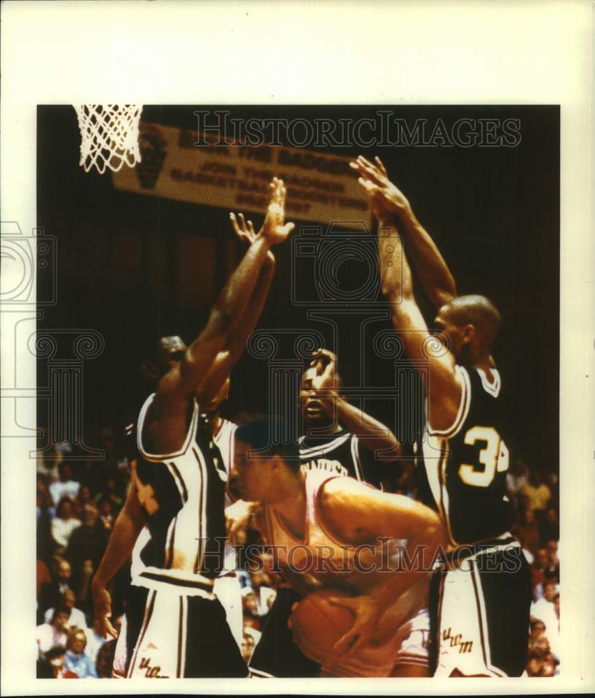 1992 Press Photo University of Wisconsin-Madison basketball players block a shot - Historic Images