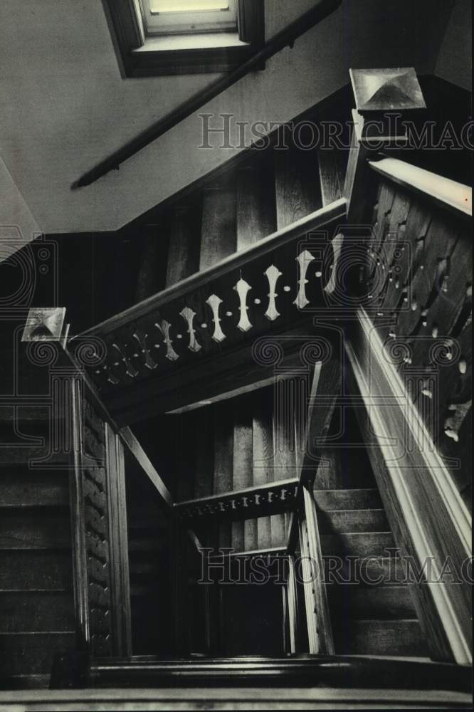 1981 Press Photo Wooden stairway in Merrill Hall, University of Wisconsin - Historic Images