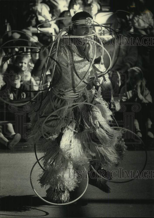 1990 Press Photo Kevin Locke performs dance, University of Wisconsin, Parkside - Historic Images