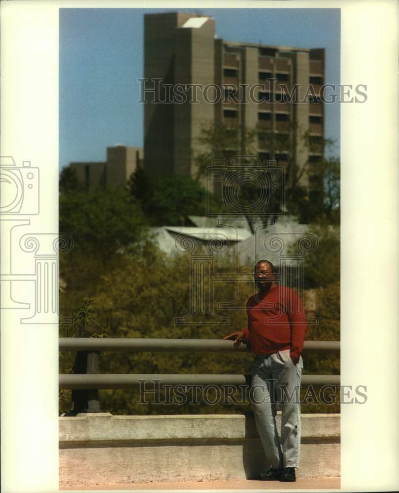1994 Press Photo Jerome Mason, student at UWM on Locust Street bridge, Milwaukee - Historic Images