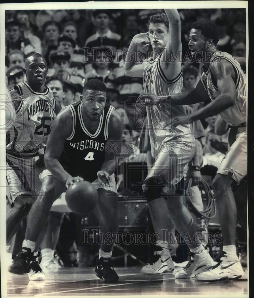1995 Press Photo Brien Kelly in basketball game against Marquette, - mjc34300 - Historic Images