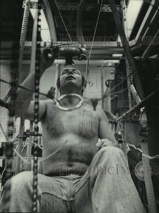 1977 Press Photo Ergometer bicycle used for cardiopulmonary studies, Wisconsin - Historic Images