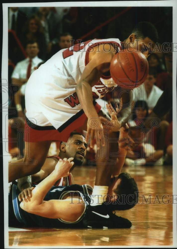 1995 Press Photo Darnell Hoskins down after struggle for ball against Penn State - Historic Images