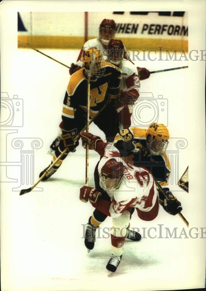 1994 Press Photo Badgers Matt Buss in hockey game with Minnesota, Madison - Historic Images