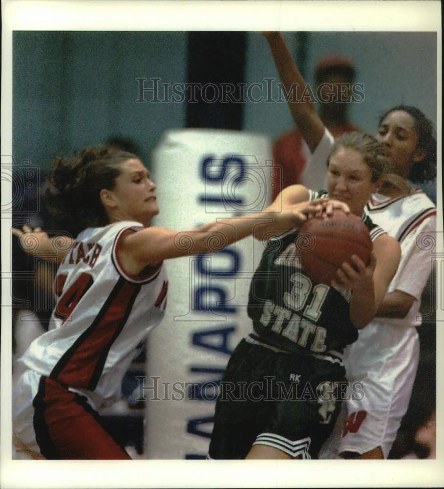 1995 Press Photo Wisconsin University Basketball player Karie Cattanach blocking - Historic Images