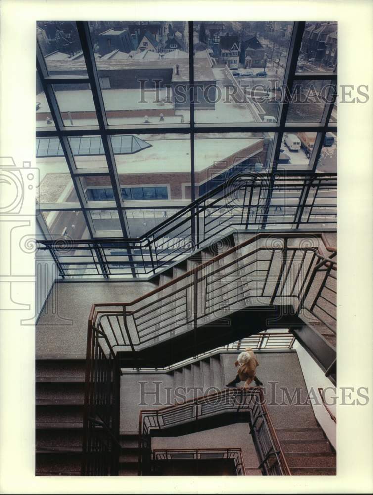 Press Photo Business Administration stairwell, Wisconsin University-Milwaukee - Historic Images