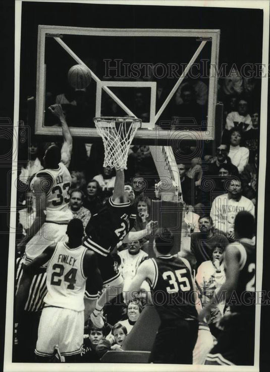 1992 Press Photo Wisconsin's Louis Ely battles Fairfield for ball, Madison - Historic Images