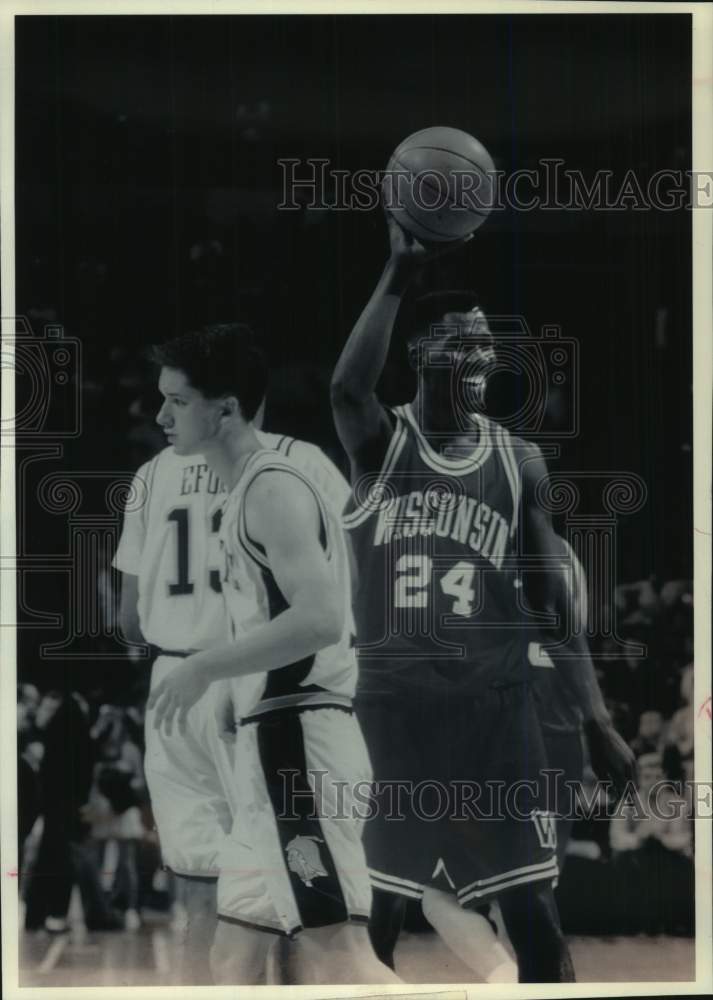 1993 Press Photo Wisconsin forward Michael Finley with basketball, Madison - Historic Images