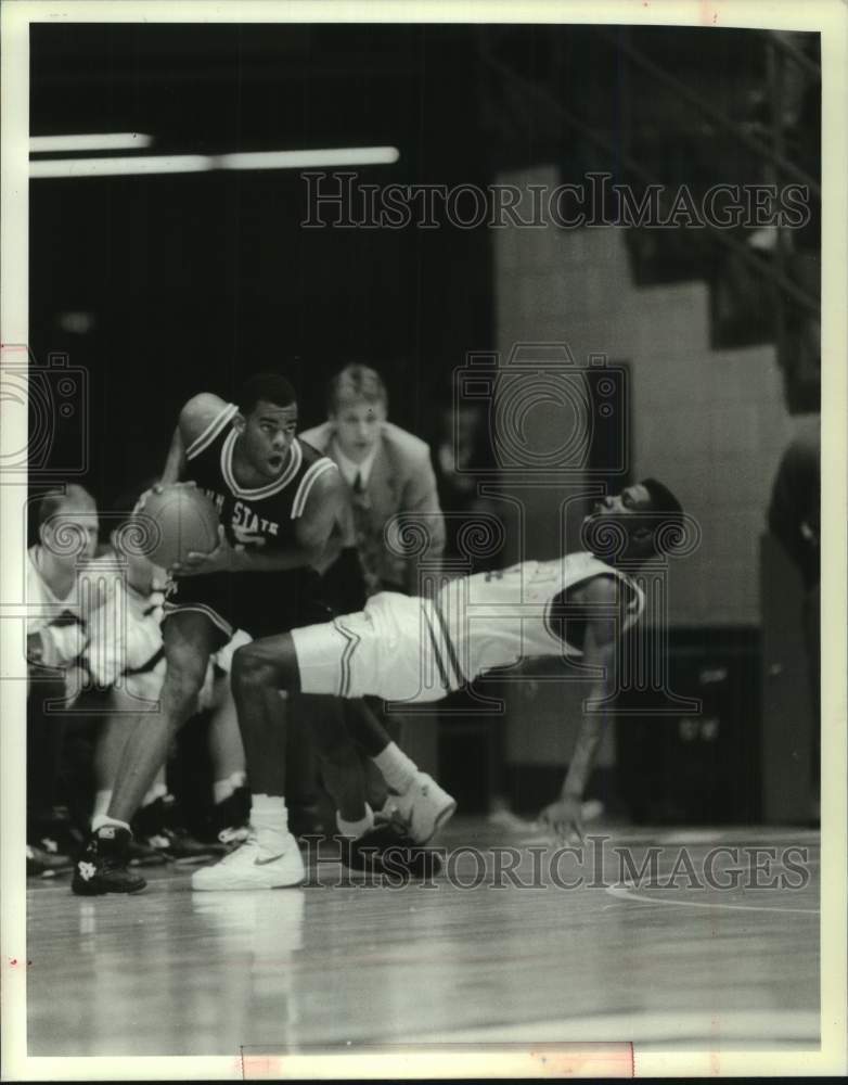 1993 Press Photo Wisconsin University-Madison Basketball player Mike Finley fall - Historic Images