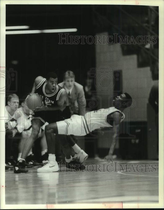 1993 Press Photo Wisconsin University-Madison Basketball player Mike Finley fall - Historic Images