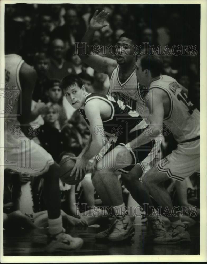 1993 Press Photo UWM Badgers&#39; Defense surrounds Green Bay&#39;s Ben Berlowski - Historic Images