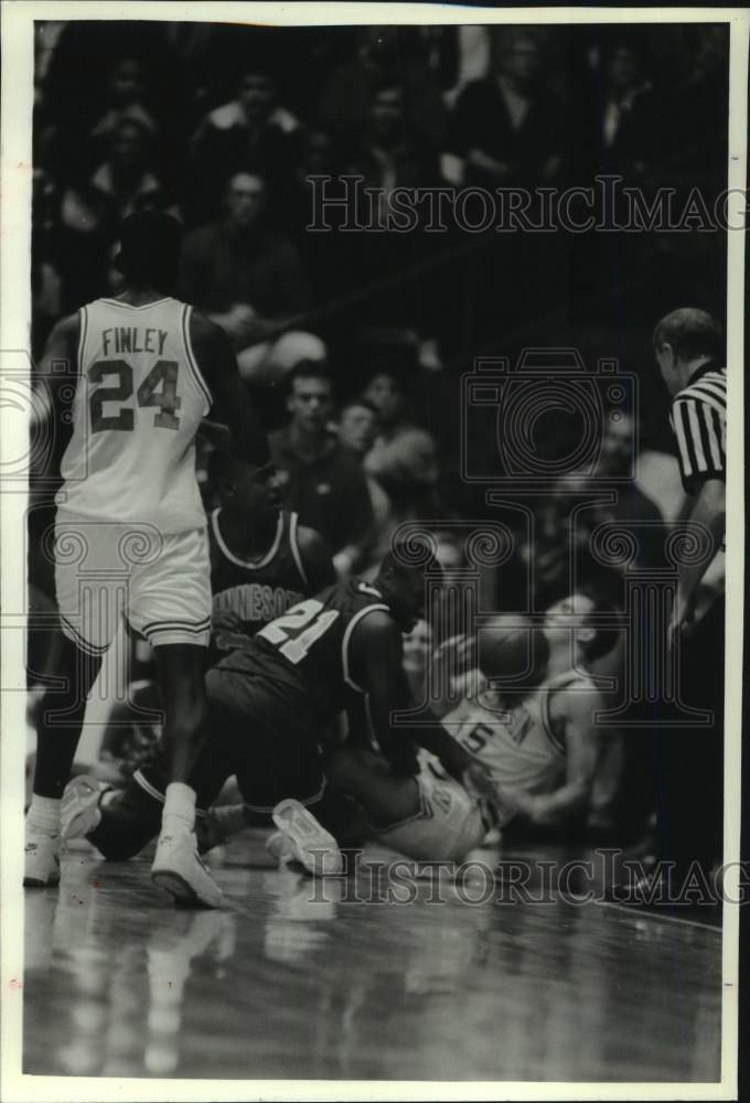 1993 Press Photo Wisconsin's Andy Kilbride scrambles for loose basketball - Historic Images