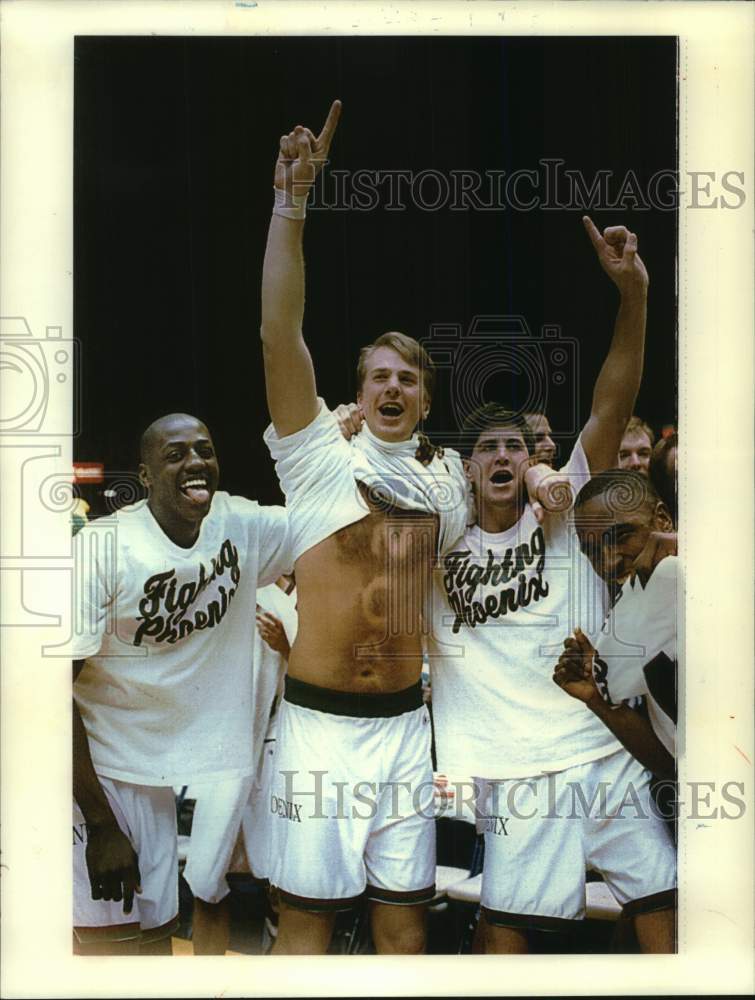 1994 Press Photo Green Bay Phoenix Jeff Zavada with teammates after NCAA win - Historic Images