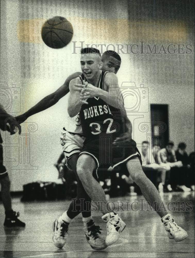 1993 Press Photo UW-Waukesha&#39;s Mark Busalacchi on the basketball court - Historic Images