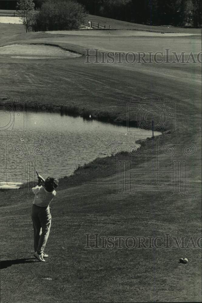 1987 Press Photo Luanne Verbrick of University of Wisconsin-Whitewater Tees Off - Historic Images