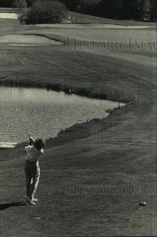 1987 Press Photo Luanne Verbrick of University of Wisconsin-Whitewater Tees Off - Historic Images
