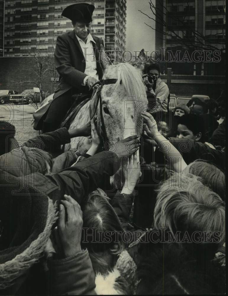 1975 Press Photo Students at Re-Creation of Paul Revere&#39;s Ride for Bicentennial - Historic Images