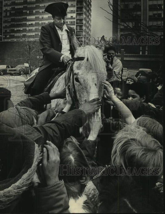 1975 Press Photo Students at Re-Creation of Paul Revere's Ride for Bicentennial - Historic Images