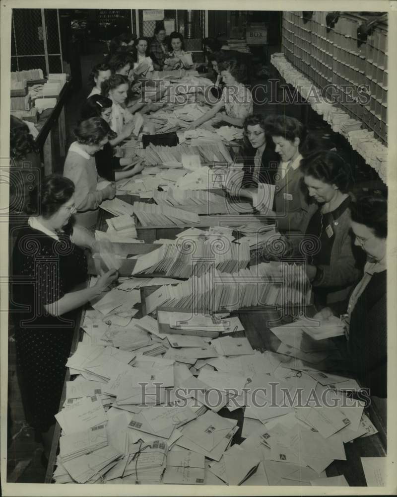 1945 Press Photo Women Sorting Mail at U.S. Post Office in Milwaukee, Wisconsin - Historic Images