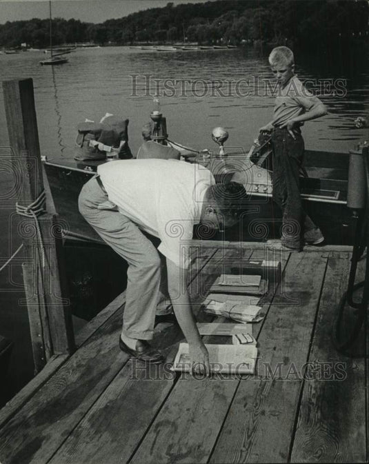 1964 Press Photo Mailman and Nephew Deliver Mail by Boat in Milwaukee, Wisconsin - Historic Images