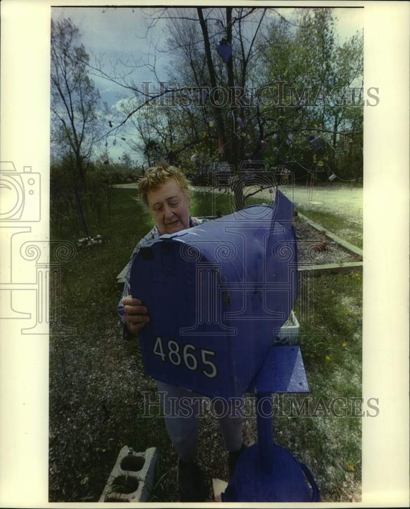 1993 Press Photo Betty Jane Wolf Rehanging Her Mailbox in Richfield, Wisconsin - Historic Images