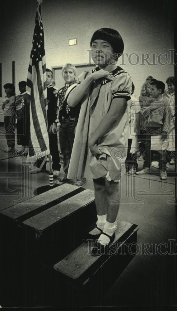 1987 Press Photo Hyun Joo Kral leads Pledge of Allegiance-Lincoln Elementary - Historic Images