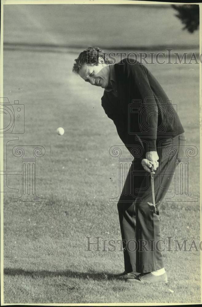 1981 Press Photo Al McGuire, Basketball Coach for Marquette University, Golfing - Historic Images