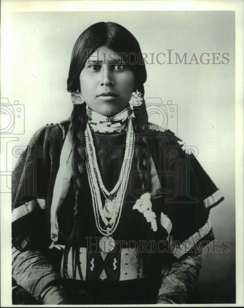 1995 Press Photo Member of the Yakima Tribe as Featured in "500 Nations" on CBS - Historic Images