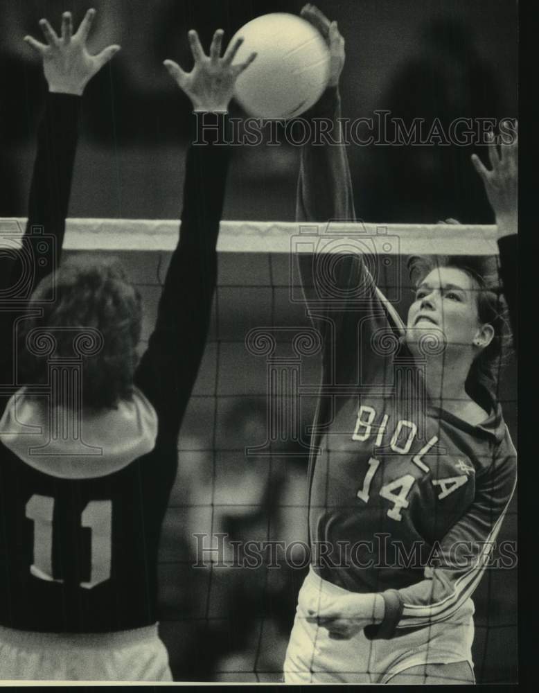 1985 Press Photo Univ of Wisconsin volleyball player Becky Miller at the net- Historic Images