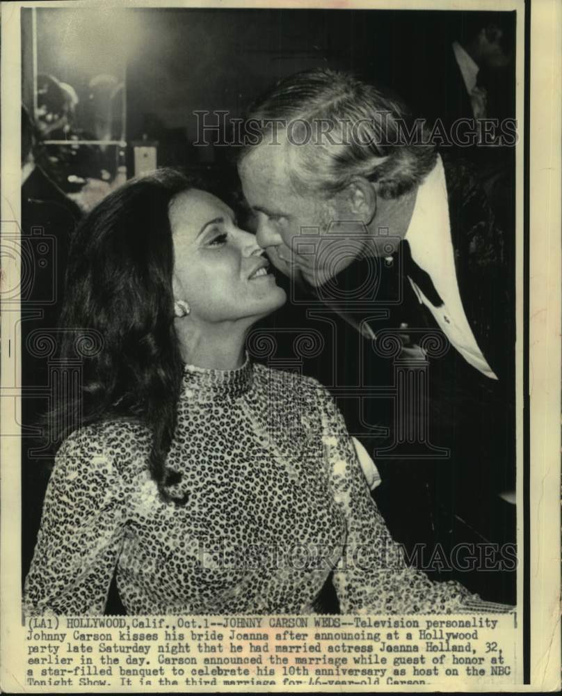 1972 Press Photo Johnny Carson kisses his new bride, Joanna, Hollywood - Historic Images