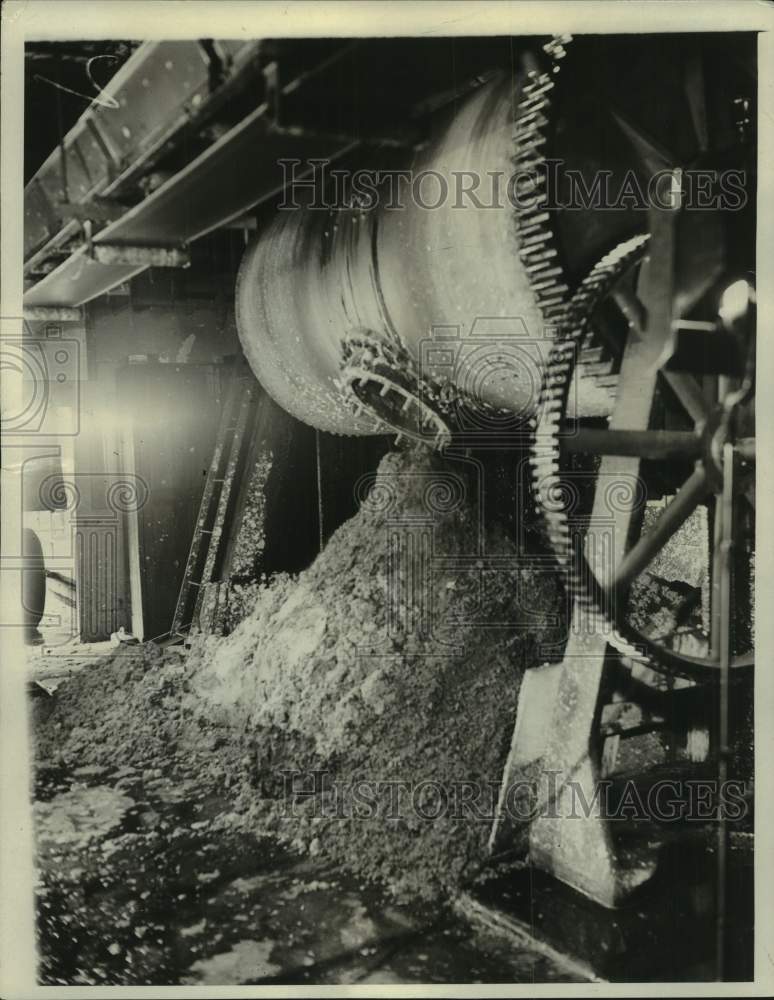 1931 Press Photo Remains of money after it has been treated in the incinerator. - Historic Images