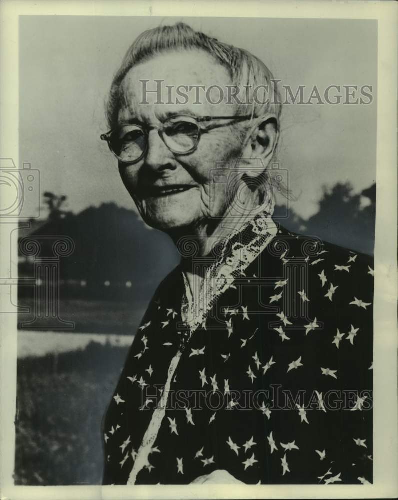 1952 Press Photo Artist Anna Mary Robertson &quot;Grandma&quot; Moses at 92 years-old - Historic Images